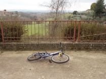 bicicletta lanciata nel punto panoramico di castelnuovo berardenga (6)