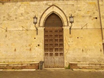 porte da restaurare santa maria della scala siena (5)